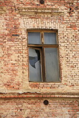 Fototapeta na wymiar Zerbrochene Fenster in einer alten Backsteinfassade in Görlitz