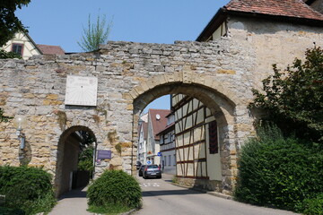 Fototapeta na wymiar Tor in Stadtmauer in der Schillerstadt Marbach