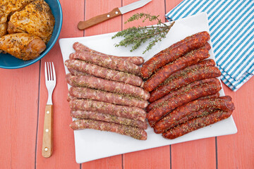 saucisses et merguez crues dans une assiette	
