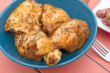 morceaux de poulet marinés crus