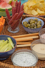 plateau ap&eacute;ritif compos&eacute; de saucisse, l&eacute;gumes gressins et sauces