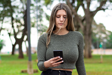 mujer joven con telefono celular en exteriores