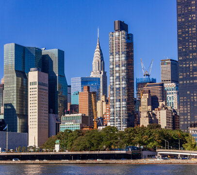 Manhattan skyline seen from Roosevelt Island with Empire State Building. New York, USA