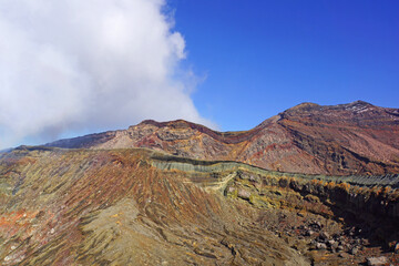 연기를 뿜어내는 구마모토 아소산의 분화구