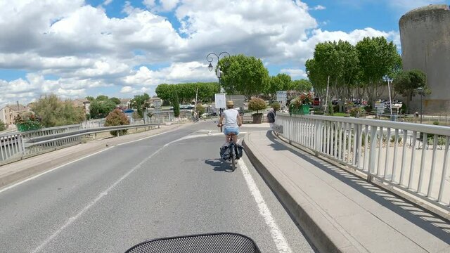 Une femme faisant du v&eacute;lo &agrave; assistance &eacute;lectrique