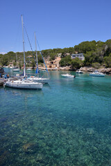 Paisaje con veleros en  Cala de Figuera en la costa de isla de Mallorca, Baleares