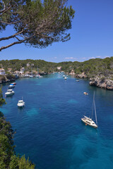 Fototapeta na wymiar Cala de Figuera y barcos en la costa de isla de Mallorca, Baleares