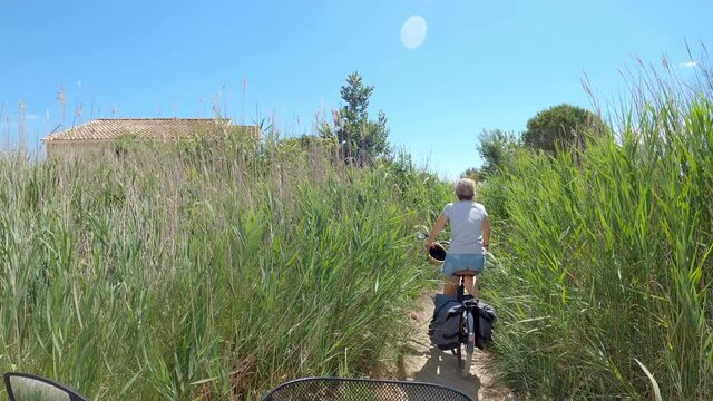 Une femme faisant du v&eacute;lo &agrave; assistance &eacute;lectrique