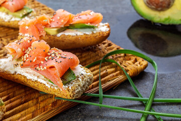 A salmon and avocado crouton
