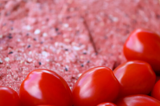 Rootbeet crispbreads and red tomatoes