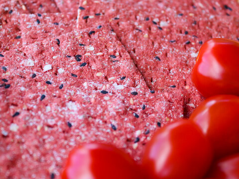 Rootbeet crispbreads and red tomatoes