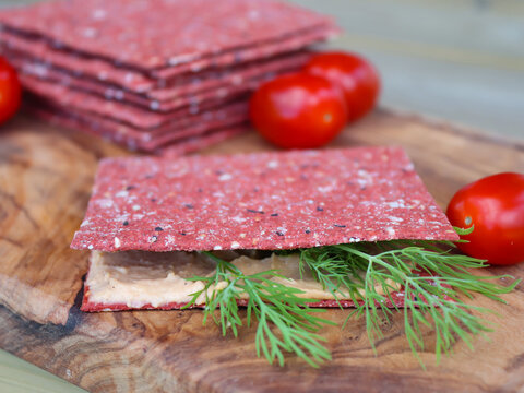 Sandwich rootbeet crispbreads and pate