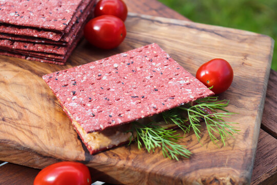 Sandwich rootbeet crispbreads and pate