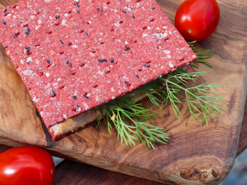 Sandwich rootbeet crispbreads and pate