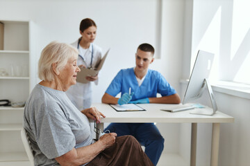 patient communicates with doctor and nurse in hospital help diagnostics