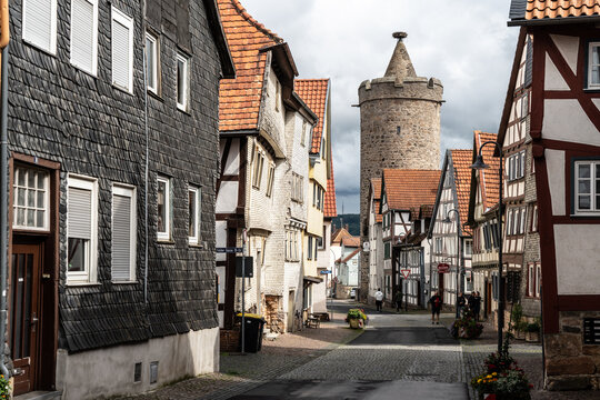 Gassen in der Altstadt von Alsfeld mit Leonardsturm