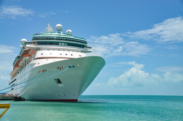 Fototapeta na wymiar Cruise Ship in port at Key West, Florida on clear sunny day