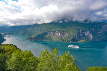 Obraz premium Cruise ship in Geiranger, Norway fjord