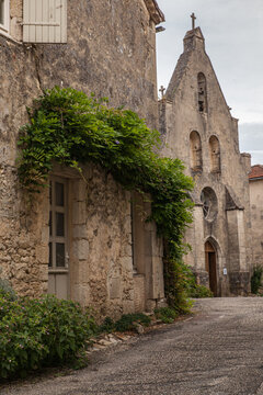 Castelmoron d'Albret (Gironde, France) - Maison pittoresque et clocher mur de l'&eacute;glise