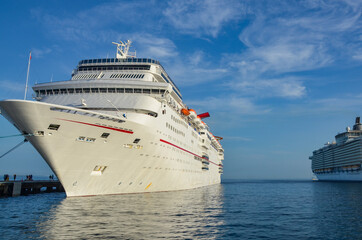 Fototapeta na wymiar Cruise ships in port on summer morning in Cozumel 