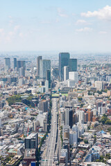 青空を背景に六本木から見た渋谷方面のビル群