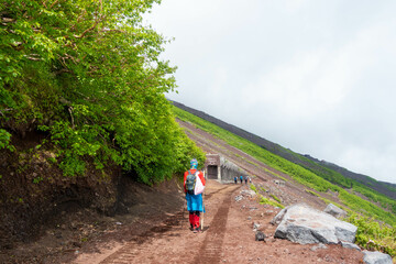 山梨県、静岡県にある富士山を登山する風景 A view of climbing Mt. Fuji in Yamanashi and Shizuoka Prefectures.