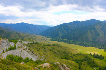 Fototapeta na wymiar view from the chike taman pass in mountain altai