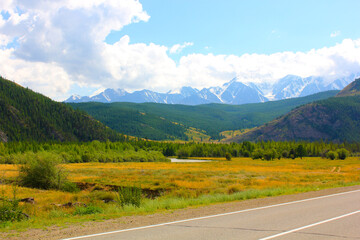 Fototapeta premium mountain view with highway in foreground