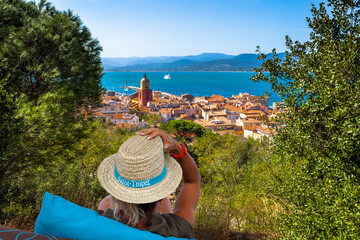 Femme contemplant la ville de Saint-Tropez, Côte d’Azur, France 