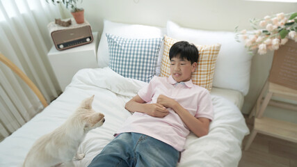 흰색 강아지와 함께 있는 남자아이 a boy with a white dog