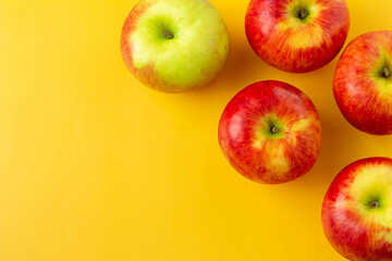 赤いリンゴと黄色い無地の背景