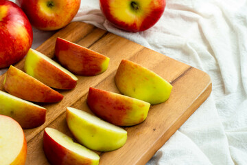 カットされた赤いリンゴとカッティングボード