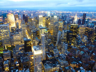 アメリカ・ニューヨークにて展望台から眺める超高層ビル群の摩天楼マンハッタン夕景