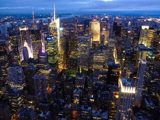 アメリカ・ニューヨークにて展望台から眺める超高層ビル群の摩天楼マンハッタン夜景