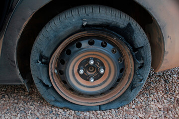 アメリカ・グランドサークルの荒野にてドライブ中にパンクし破損した車のタイヤパーツ