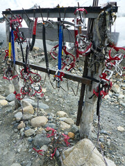 アルゼンチン・パタゴニア地方のペリトモレノ氷河にて氷山トレッキング用のアイゼン