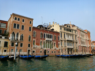 Fototapeta na wymiar イタリア・ヴェネツィアにて大運河カナルグランデとカラフルな街並み