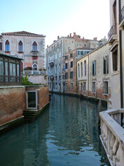 Fototapeta na wymiar イタリア・ヴェネツィアにて小さな運河の水路とパステルトーンの家の壁