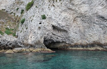 Isole Tremiti - Entrata della Grotta del Bue Marino dalla barca