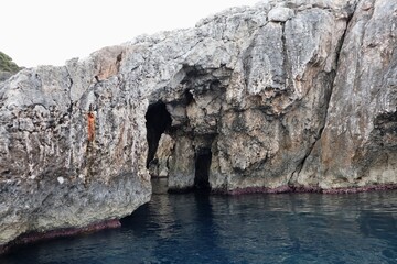 Isole Tremiti - Entrata della Grotta delle Rondinelle dalla barca