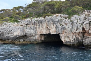 Isole Tremiti - Entrata della Grotta delle Viole dalla barca - obrazy, fototapety, plakaty