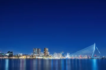 Fototapete Erasmusbrücke Hübsche Nachtansicht der Erasmusbrug in Rotterdam. Berühmte Touristenattraktion