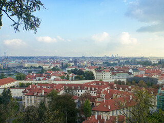 Fototapeta na wymiar チェコ・プラハ市街地の展望台にて赤い屋根が連なるプラハ全体の街並み