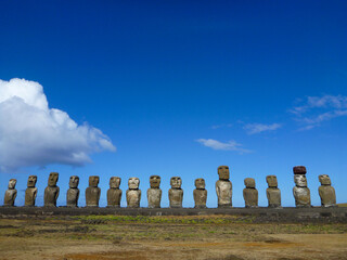 チリ・イースター島のトンガリキにて一列に並ぶ15体モアイ像の昼間の様子 - obrazy, fototapety, plakaty