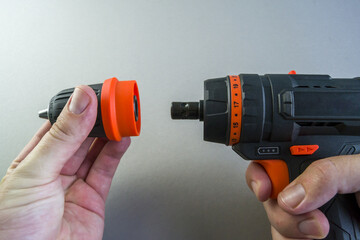 the process of attaching the clamping chuck to the drill. hole processing and screwing tool