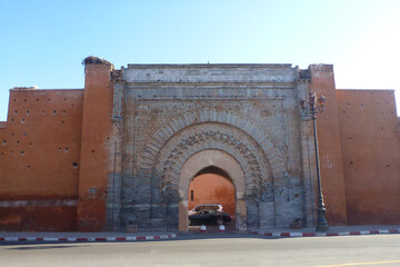 モロッコ・マラケシュ旧市街の王宮近くにあるローズピンク色のアグノウ門