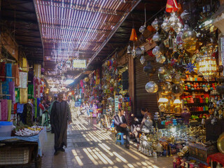 Fototapeta na wymiar たくさんのモロッカン雑貨が並ぶマラケシュのメディナ商業地区スークの様子