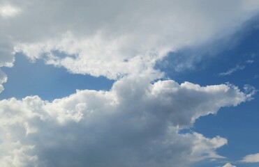 Fototapeta na wymiar Blue sky with beautiful fluffy clouds