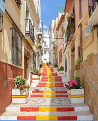 Papier Peint photo Ruelle étroite La Calle Puchalt est une ruelle étroite du centre-ville de Calpe avec l& 39 escalier peint aux couleurs du drapeau espagnol.Costa Blanca, Espagne