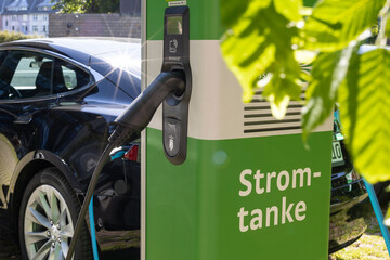 Elektroauto an E-Ladesäule